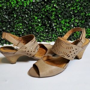 Clark's Artisian Sandals 9M